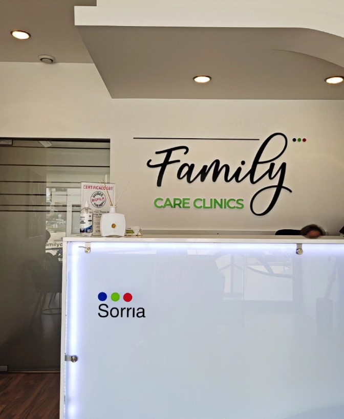 Receção da Family Care Clinics, com o logótipo na parede